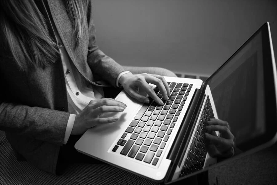 Des mains qui travaient sur un pc